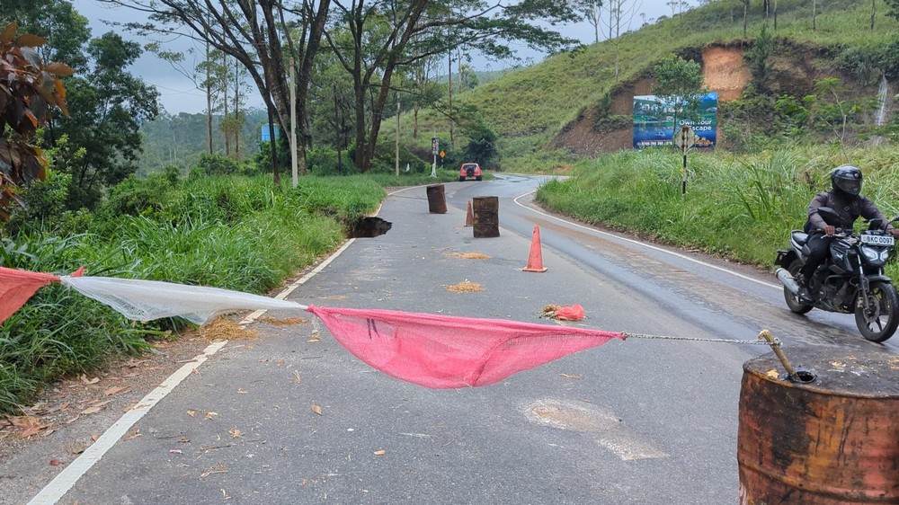 හැටන් කොළඹ ප්‍රධාන මාර්ගයේ කොටසක් ගිලා බසියි