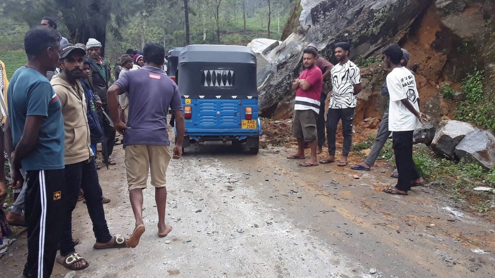 හැටන් කොළඹ ප්‍රධාන මාර්ගයේ කොටසක් ගිලා බසියි
