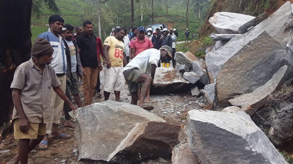 හැටන් කොළඹ ප්‍රධාන මාර්ගයේ කොටසක් ගිලා බසියි